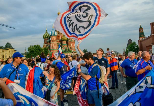 Des supporters de l'équipe de France rassemblés sur la place Rouge, le 14 juillet 2018 à Moscou, à la veille de la finale France-Croatie [MLADEN ANTONOV / AFP]