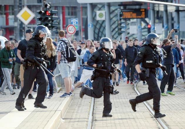 La police anti-émeutes en action le 26 août 2018 à Chemnitz dans l'est de l'Allemagne [Andreas SEIDEL / dpa/AFP]