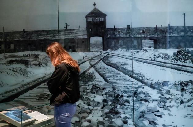 Une jeune femme visite le mémorial de Yad Vashem lors d'une exposition sur le camp allemand d'Auschwitz, le 20 janvier 2020 à Jérusalem [Emmanuel DUNAND / AFP]