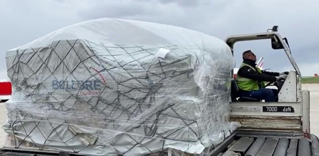 Une cargaison de masques de protection est déchargée d'un avion cargo arrivant de Chine, le 29 mars 2020 à l'aéroport parisien de Roissy-Charles de Gaulle [- / AIR FRANCE/AFP]