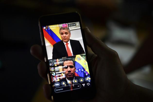 Le président colombien Ivan Duque (en haut) et l'opposant vénézuélien Juan Guaido, reconnu président par intérim par une cinquantaine de pays, lors d'une visioconférence sur Instagram, le 15 février 2019 [Yuri CORTEZ / AFP]