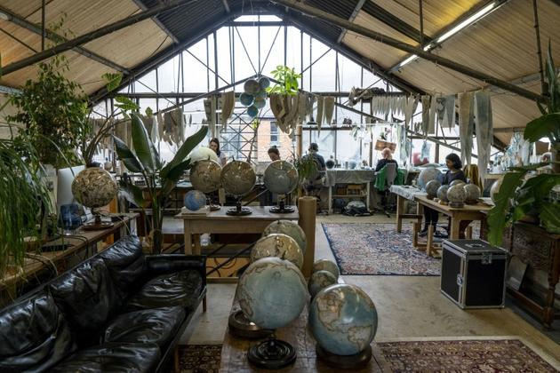Les artisans travaillent sur la fabrication de globes terrestres dans l'atelier de Bellerby and Co, le 19 juillet 2019 à Londres [Niklas HALLE'N / AFP]