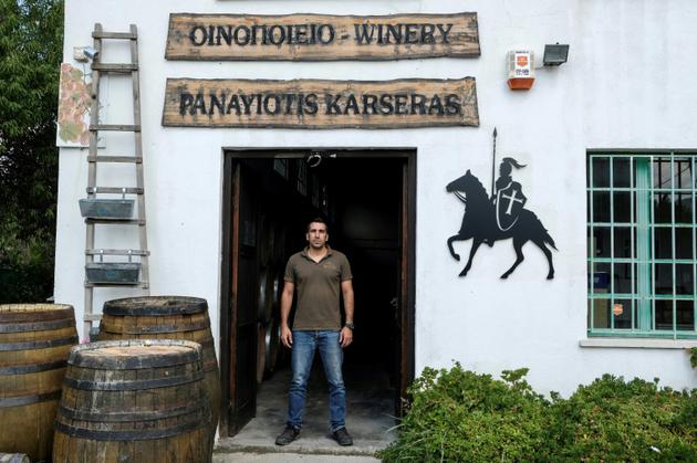 Filippos Karseras à l'entrée de son domaine viticole de Karseras, dans le village de Doros, dans les monts du Troodos à Chypre (sud), le 14 septembre 2018 [Amir MAKAR / AFP]