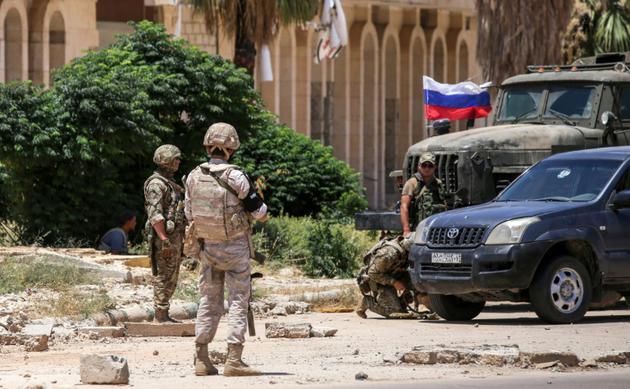 Des soldats russes près du poste-frontière de Nassib, dans la province syrienne de Deraa (sud), le 7 juillet 2018 [Youssef KARWASHAN / AFP]