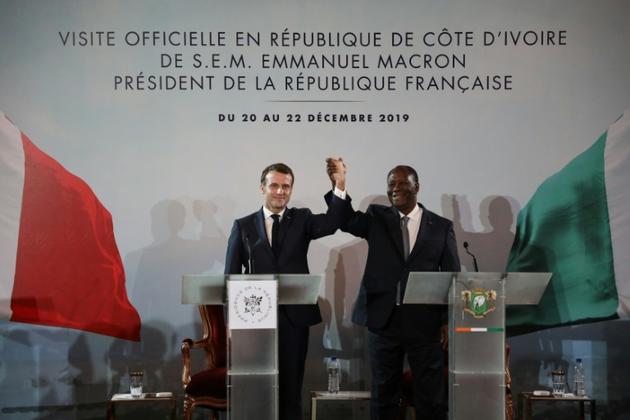 Le président français Emmanuel Macron et son homologue ivoirien Alassane Ouattara lors d'une conférence de presse, le 21 décembre 2019 à Abidjan [Ludovic MARIN / AFP]