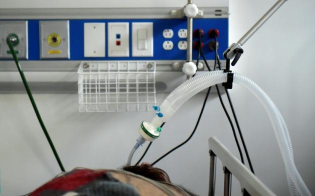 Un malade du Covid-19 reste intubé dans l'unité de soins intensifs de du centre médical de San Luis à Soacha, près de Bogota en Colombie le 24 juillet 2020 [Raul ARBOLEDA / AFP]