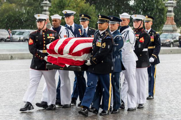 Des soldats américains portent le cercueil de John McCain jusqu'au Capitole, le 31 août 2018, à Washington [JIM LO SCALZO / POOL/AFP]