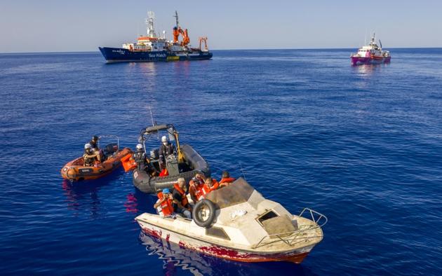 Photo prise le 22 août et diffusée le 28 août 2020 du bateau Sea-Watch 4 (g) à proximité du navire Louise Michel, affrété par le street-artiste Banksy, au large de la Libye [Thomas Lohnes / Chris GRODOTZKI/AFP]