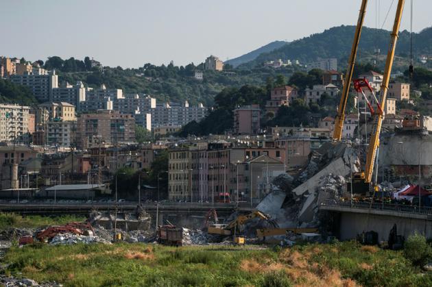 Des secouristes sur les lieux de l'effondrement du pont à Gênes, le 17 août 2018 [MARCO BERTORELLO / AFP]