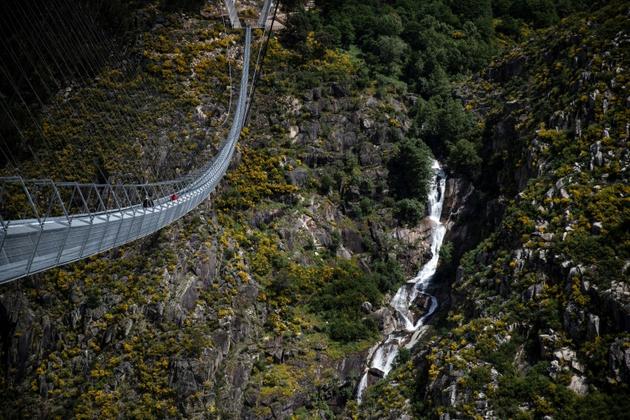 Vue aérienne du pont pédestre le plus long du monde (516 m), 175 m au-dessus de la rivière Paiva, à Arouca, dans le nord du Portugal, le 29 avril 2021 [CARLOS COSTA / AFP]