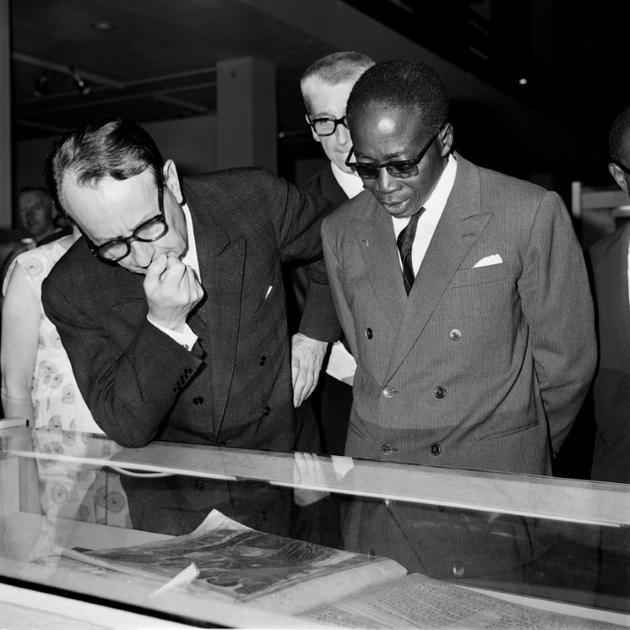 Le ministre français de la Culture André Malraux (à gauche) et le président du Sénégal Léopold Sédar Senghor (à droite) à l'ouverture du 1er Festival Mondial des Arts Noirs (FESMAN), le 1er avril 1966 à Dakar [- / AFP]