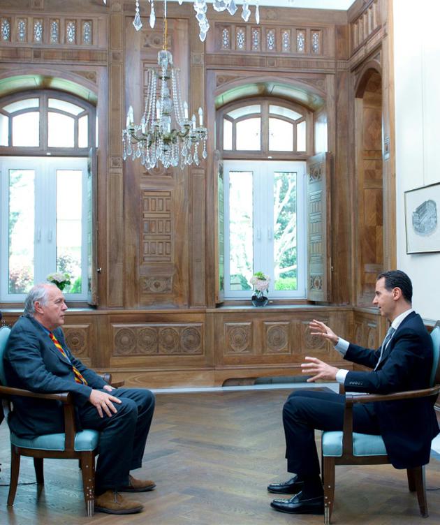 Le chef du bureau de Beyrouth de l'AFP Sammy Ketz interviewe le président syrien Bachar al-Assad à Damas, sur une photo fournie par le service de presse de la présidence syrienne [Handout / Syrian Presidency Press Office/AFP/Archives]