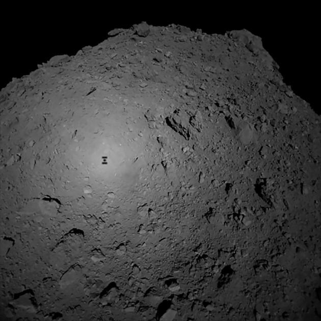 Photographie reçue le 3 octobre 2018 de la sonde japonaise Hayabusa2 survolant l'astéroïde Ryugu et publiée par l'Agence japonaise d'exploration spatiale JAXA. AFP PHOTO / JAXA [Handout / JAXA/AFP]