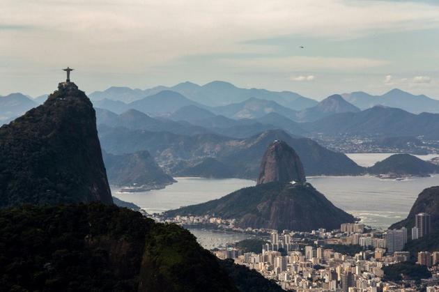 Vue sur le Christ et le Pain de Sucre depuis un chemin de randonnée, le 21 juillet 2019 à Rio de Janeiro, au Brésil [Ian CHEIBUB / AFP]