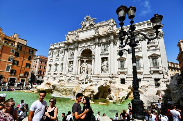 Des touristes devant la fontaine de Trévi à Rome, le 26 août 2018 [Vincenzo PINTO / AFP]