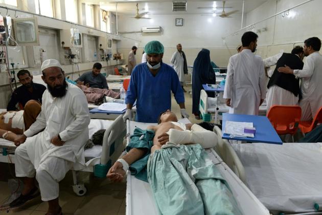Des Afghans blessés dans un attentat-suicide meurtrier à Jalalabad soignés à l'hôpital, le 10 juillet 2018 [NOORULLAH SHIRZADA / AFP/Archives]