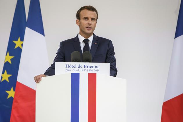 Le président Emmanuel Macron s'exprime après avoir promulgué la Loi de programmation militaire (LPM) 2019-2025, prévoyant une hausse des crédits de défense, le 13 juillet 2018 à Paris  [CHRISTOPHE PETIT TESSON / POOL/AFP]