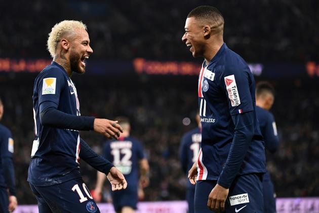 La joie des attaquants Neymar (g) et Kylian Mbappé après un but du PSG contre Saint-Etienne en quarts de la Coupe de la Ligue au Parc des Princes, le 8 janvier 2020  [Anne-Christine POUJOULAT / AFP]