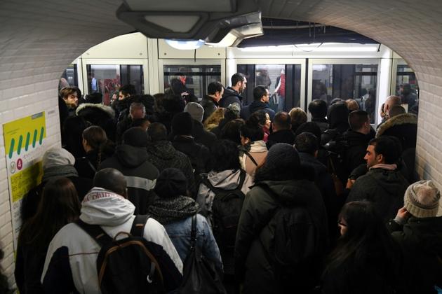 Une foule tente de prendre la métro à la gare du Nord, à Paris le 18 décembre 2019 [Alain JOCARD / AFP]