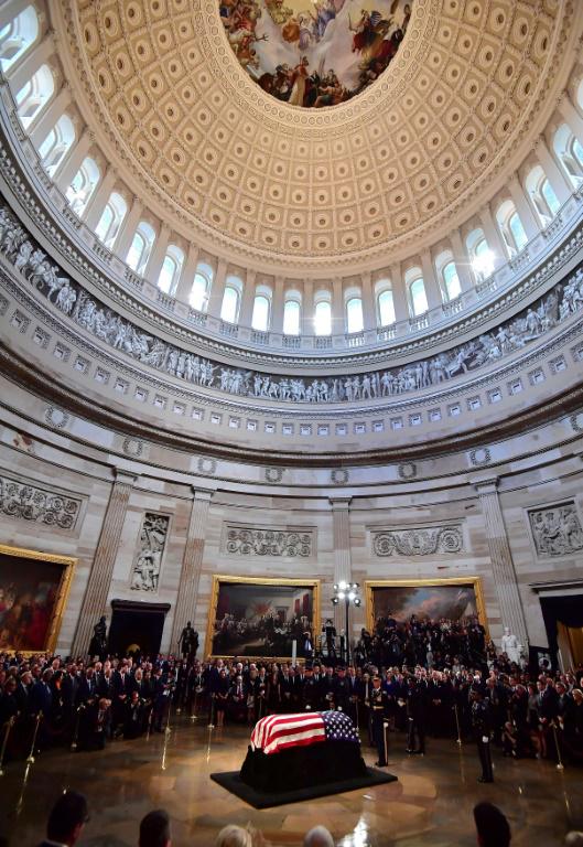 Enveloppé du drapeau américain, le cercueil de John McCain est exposé dans la rotonde du Capitole, le 31 août 2018 à Washington [KEN CEDENO / POOL/AFP]