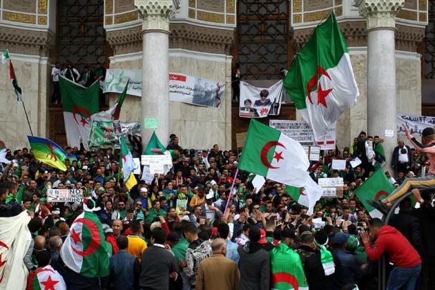 Les manifestants rassemblés devant la Grande Poste dans le centre d'Alger, le 12 avril 2019 [- / AFP]