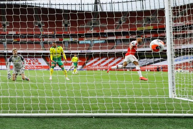 L'attaquant d'Arsenal, Pierre-Emerick Aubameyang (d), auteur d'un doublé lors du match de Premier League face à Norwich, à Londrs, le 1er juillet 2020 [Richard Heathcote / POOL/AFP]