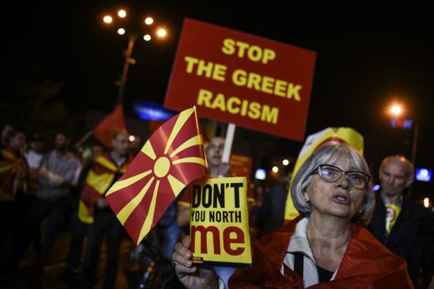 Des partisans du boycott du référendum sur le nouveau nom de la Macédoine le 30 septembre 2018 à Skopje [Armend NIMANI / AFP]