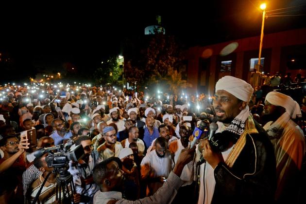 L'islamiste radical Mohamed Ali Jazuli parle à ses soutiens devant le palais présidentiel à Khartoum, le 18 mai 2019 [MOHAMED EL-SHAHED                    / AFP]
