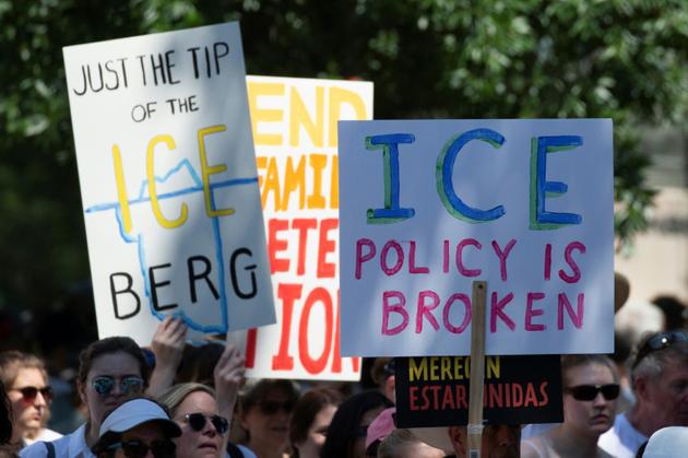 Des pancartes contre la police de l'immigration, "ICE", le 30 juin 2018 à Washington [Alex Edelman / AFP]