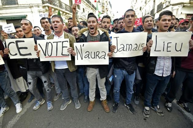 A Alger le 6 décembre 2019, des Algériens manifestent contre la présidentielle devant se tenir le six jours plus tard [RYAD KRAMDI                         / AFP]