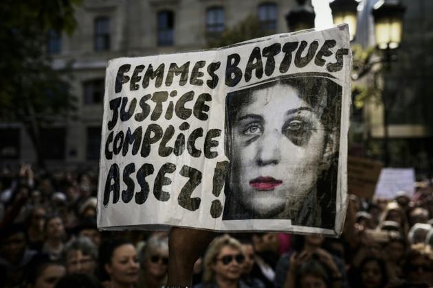 Panneau lors d'une manifestation contre les violences faites aux femmes le 6 octobre 2018 à Paris [Philippe LOPEZ / AFP/Archives]