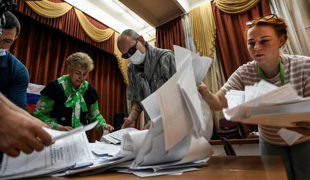 Dépouillement des bulletins de vote, le 1er juillet 2020 à Moscou [Alexander NEMENOV / AFP]