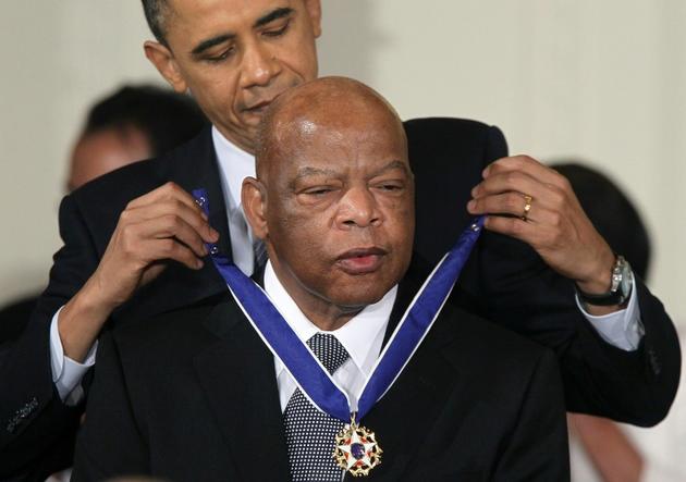 Le président américain Barack Obama remet à John Lewis la Médaille de la Liberté, la plus haute décoration civile des Etats-Unis, à Washington, le 15 février 2011 [ALEX WONG / AFP/Archives]