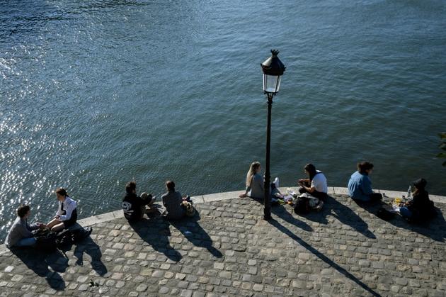 Des Parisiens sur les quais de la Seine, le 15 mai 2020 [BERTRAND GUAY / AFP]