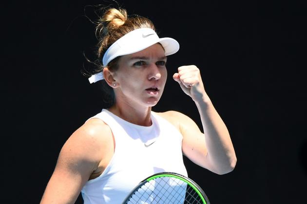 La Roumaine Simona Halep poing serré après avoir battue la Belge Elise Mertens en 8e de finale de l'Open d'Australie, le 27 janvier 2020 à Melbourne  [William WEST / AFP]