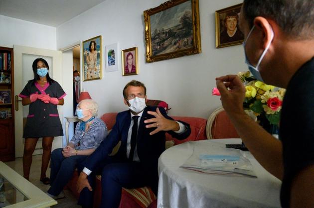 Emmanuel Macron rend visite, le 4 août 2020, à une octogénaire, bénéficiaire d'un service d'aide à domicile à Toulon [CHRISTOPHE SIMON / POOL/AFP]