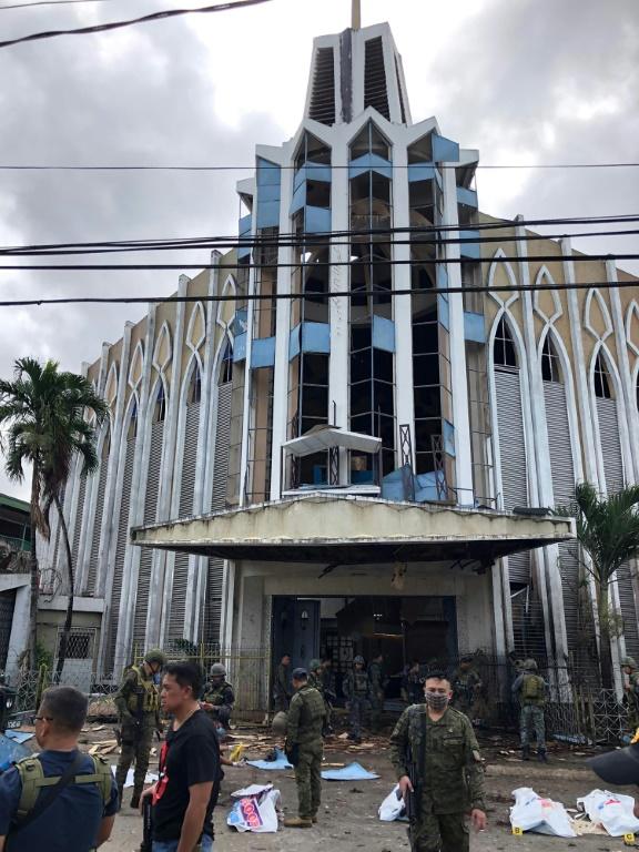 Des soldats devant la cathédrale de Jolo le 27 janvier 2019 (photo de l'armée philippine)  [HANDOUT / AFP]