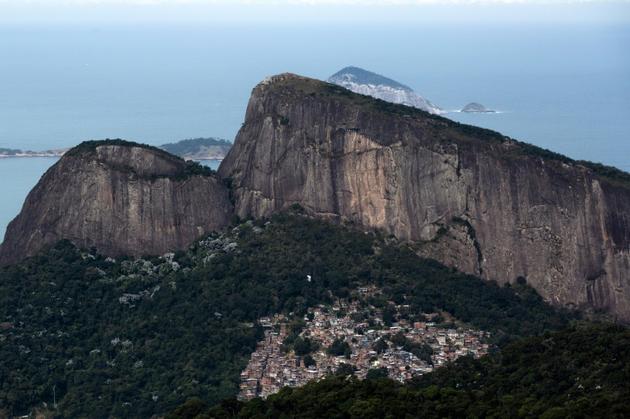 Vue sur la favelo Rocinha et la colline de Dois Irmaos depuis un chemin de randonnée, le 21 juillet 2019 à Rio de Janeiro, au Brésil [Ian CHEIBUB / AFP]