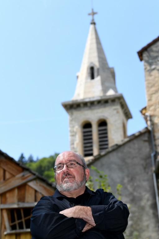 Le père Pierre Vignon devant l'église de Saint-Martin-du-Vercors [JEAN-PIERRE CLATOT / AFP]