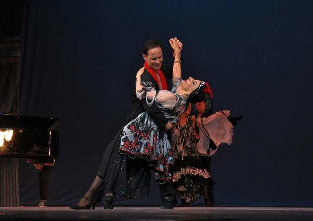 A 91 ans, Alicia Alonso danse avec le Cubain Jorge Vega au Festival de ballet de La Havane, en octobre 2012 [STR / AFP]