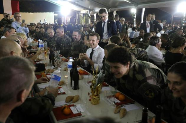 Le président français Emmanuel Macron (c) lors du repas de Noël avec les militaires français basés à Abidjan, le 20 décembre 2019<br />
 [Ludovic MARIN / AFP]