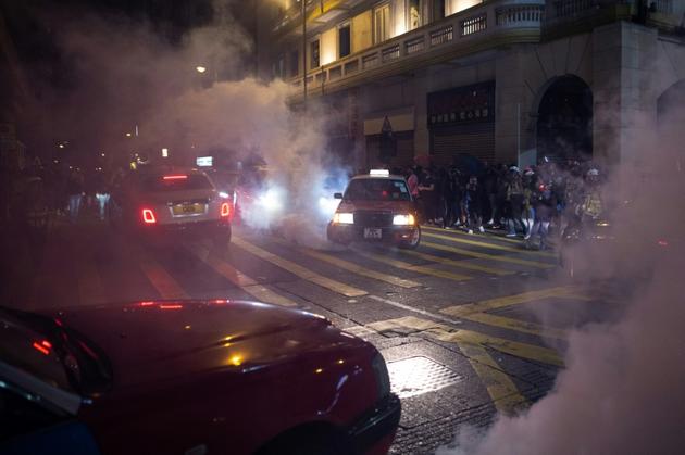 La police tire des gaz lacrymogènes pour disperser des manifestants, le 25 décembre 2019 à Hong Kong [Philip FONG / AFP]