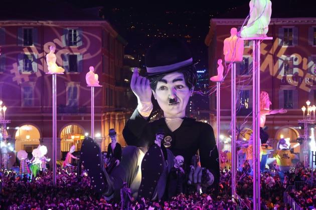 Un char transportant un géant à l'effigie de Charles Chaplin pour la 135è édition du carnaval de Nice, dédié au "Roi du cinéma" le 16 février 2019. [VALERY HACHE / AFP]