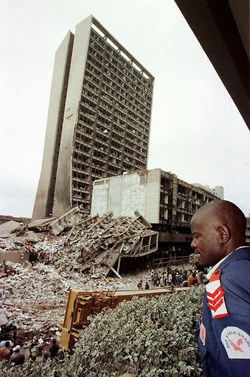 Devant l'ambassade américaine à Nairobi, au lendemain de l'attentat du 7 août 1998 qui a fait 213 morts et plus de 4.000 blessés [ALEXANDER JOE / AFP/Archives]