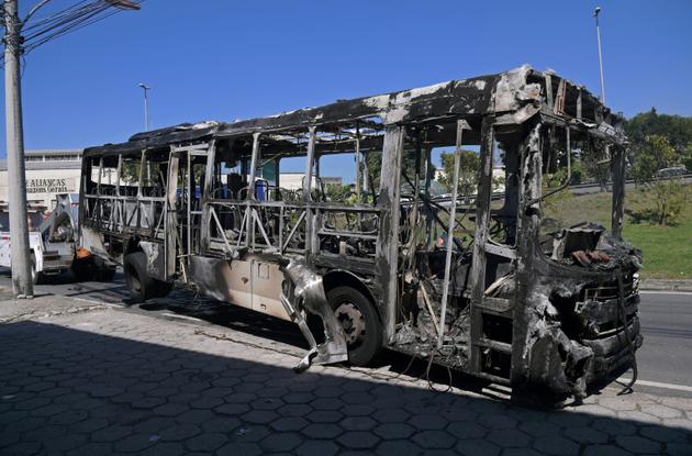 Un bus incendié lors d'affrontement entre forces de sécurité et délinquants à Rio de Janeiro, le 20 août 2018 [CARL DE SOUZA / AFP]