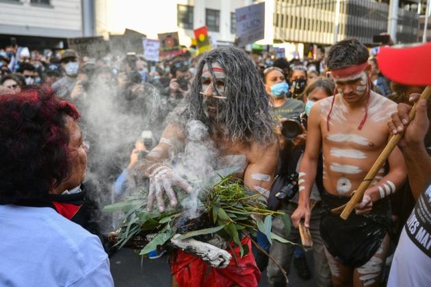 Des manifestants participent à une  cérémonie traditionnelle  abrigènes, pendant la manifestation contre le racisme à Sydney, le 6 juin 2020 [SAEED KHAN / AFP]