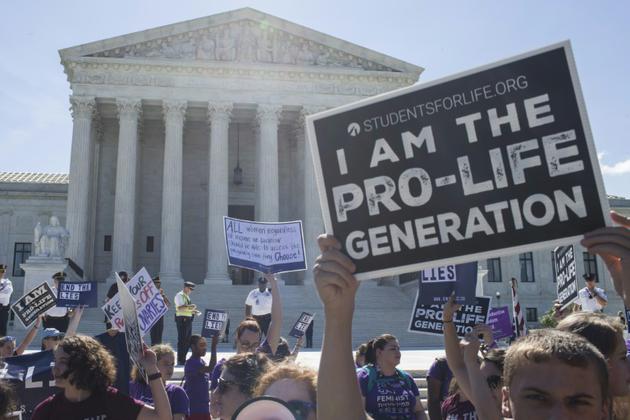 Des manifestants anti-avortement devant la Cour suprême, à Washington, le 25 juin 2018 [Zach Gibson / GETTY IMAGES NORTH AMERICA/AFP]