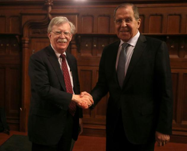 John Bolton, conseiller de Donald Trump à la Sécurité nationale, serre la main du ministre russe des Affaires étrangères, Sergei Lavrov, le 22 octobre 2018 à Moscou. [- / RUSSIAN FOREIGN MINISTRY/AFP]