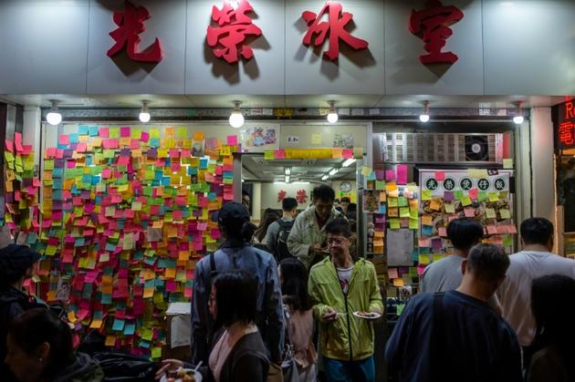 Un repas de Noël gratuit organisé en soutien à un manifestant emprisonné, dans un café de Hong Kong, le 25 décembre 2019 [Philip FONG / AFP]