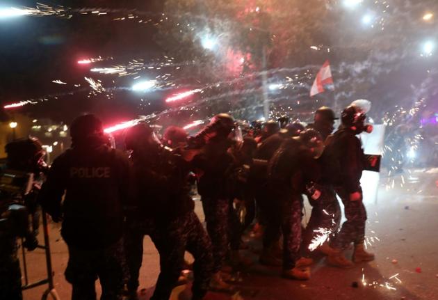 Des manifestants lancent des feux d'artifice sur des membres des forces de sécurité dans le centre de Beyrouth le 18 janvier 2020 [ANWAR AMRO / AFP]